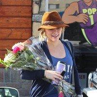 Pregnant Hilary Duff receives flowers from a paparazzo | Picture 88887